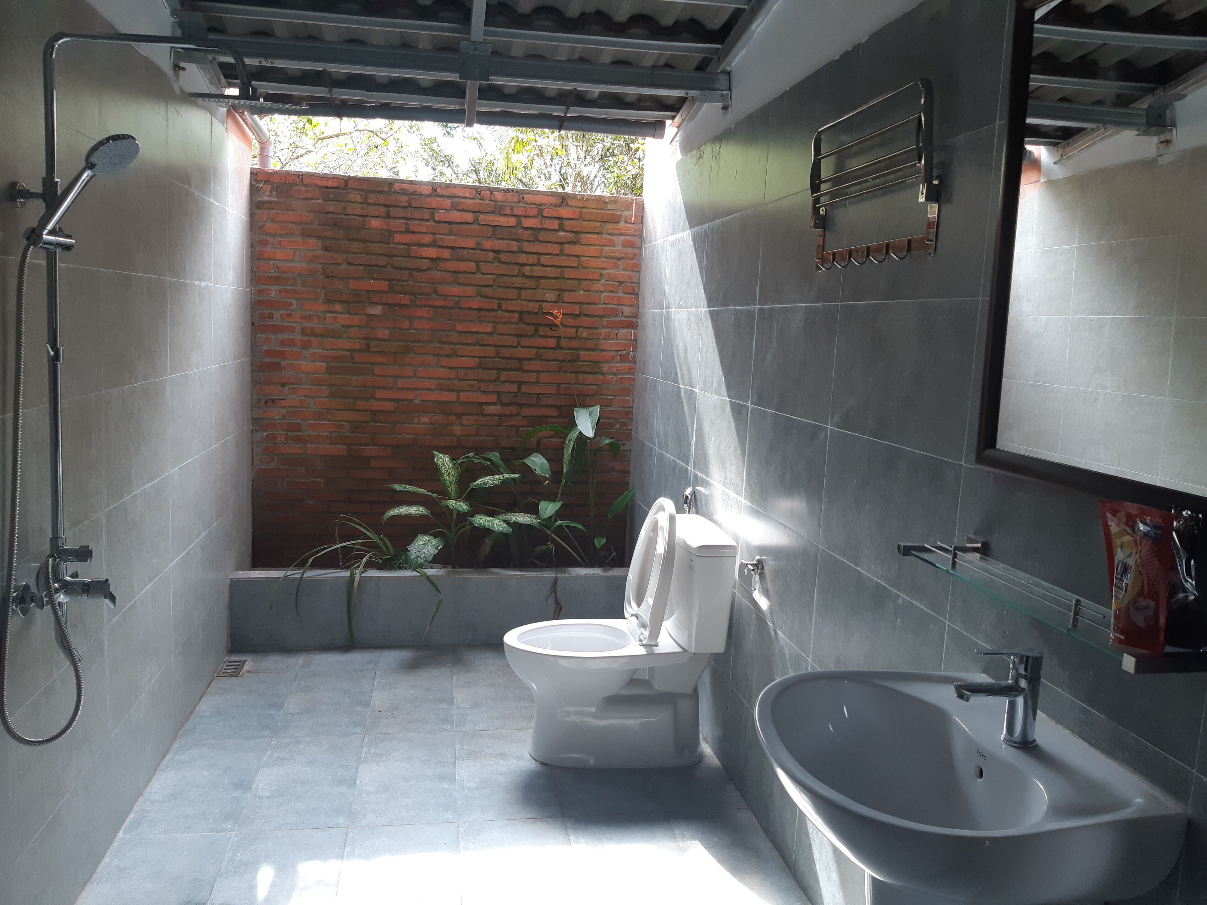 Family Bungalow | Phòng tắm | Buồng tắm vòi sen, vòi sen phun mưa, máy sấy tóc, dép đi trong nhà 