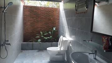 Family Bungalow | Phòng tắm | Buồng tắm vòi sen, vòi sen phun mưa, máy sấy tóc, dép đi trong nhà