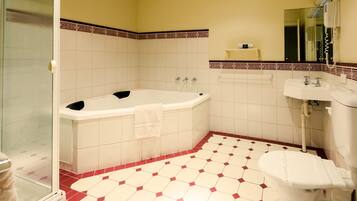 Un baño con bañera, inodoro y lavamanos.