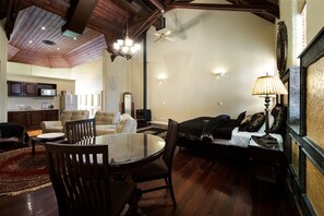 Luxury-Zimmer, 1 King-Bett | Essbereich im Zimmer