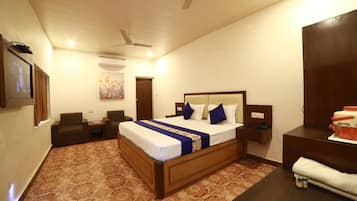 Deluxe Room | Minibar, individually furnished, free WiFi, bed sheets