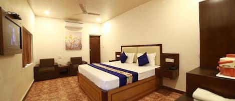 Quarto luxo | Frigobar, individualmente mobiliados, Wi-Fi de cortesia, roupa de cama