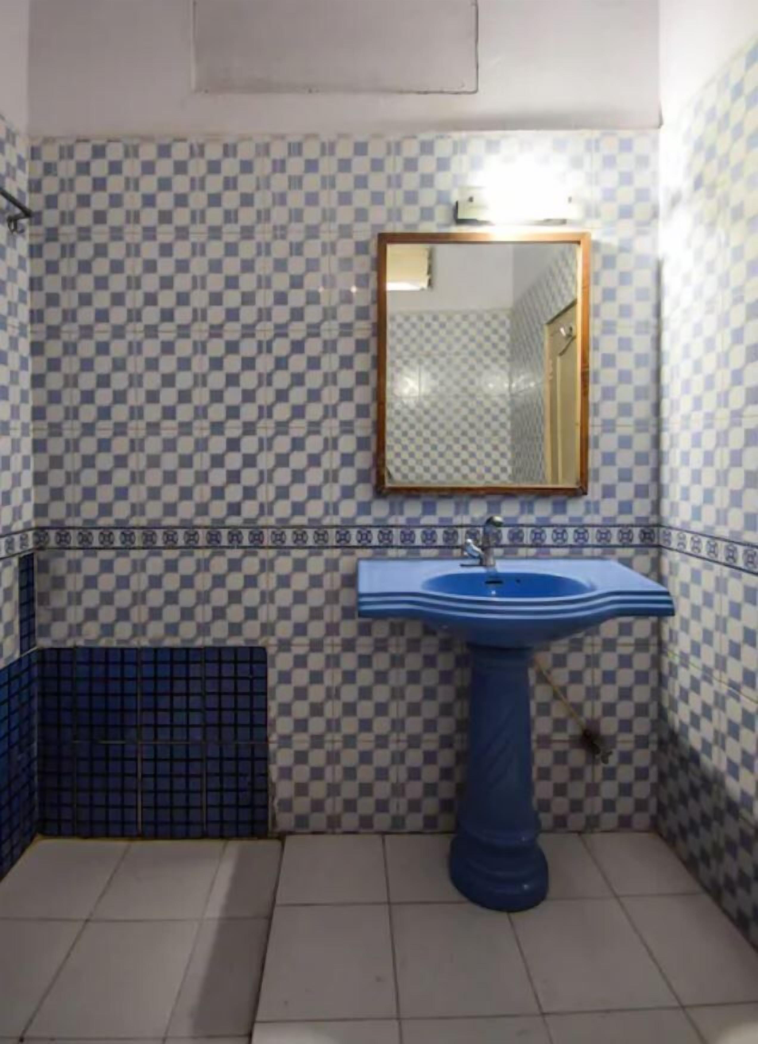 Shower, hydromassage showerhead, free toiletries, towels