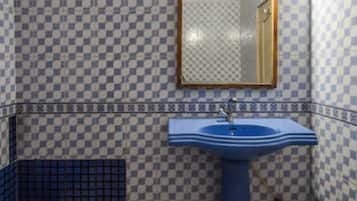 Shower, hydromassage showerhead, free toiletries, towels