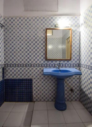 Shower, hydromassage showerhead, free toiletries, towels