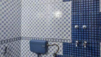 Shower, hydromassage showerhead, free toiletries, towels