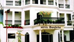 Un edificio de dos pisos con un letrero que dice "HOTEL Banjara".