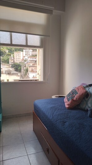 Skrivebord, strykejern/-brett, wi-fi (inkludert) og sengetøy