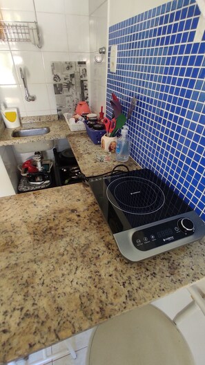 Kjøleskap, mikrobølgeovn, kokeplater og kaffetrakter/tekoker