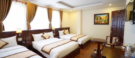 Free minibar, desk, laptop workspace, free WiFi