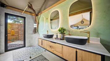 Tent, Garden View | Pancuran Bilik Mandi