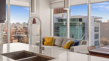 Apartamento luxo, 2 quartos, para não fumantes, vista para a cidade | Cozinha privada | Geladeira grande, micro-ondas, fogão, cooktop