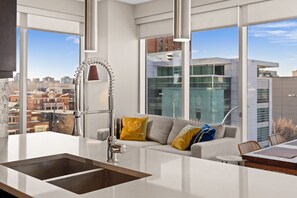 Refrigerador con freezer, microondas, horno, placa de cocina