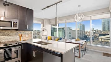 Appartement Deluxe, 2 chambres, non-fumeurs, vue ville | Cuisine privée | Grand réfrigérateur, micro-ondes, four, plaque de cuisson