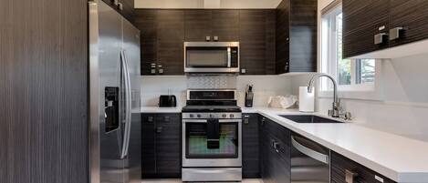 Frigorífico, microondas, horno y placa de cocina