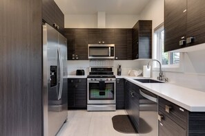 Kühlschrank, Mikrowelle, Ofen, Herdplatte