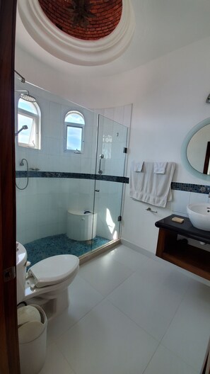Toallas, jabón, papel de baño 