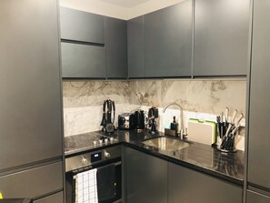 Fridge, microwave, oven, stovetop - Newly Built 1 Bedroom Apartment near Liverpool St. (London)