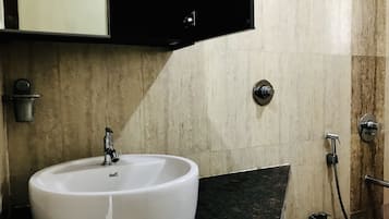 Douche, serviettes fournies, savon, papier toilette