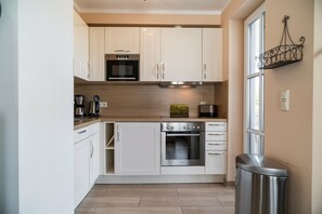 Kühlschrank, Mikrowelle, Ofen, Geschirrspüler