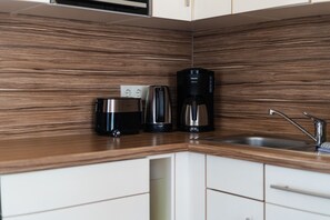 Kühlschrank, Mikrowelle, Ofen, Geschirrspüler