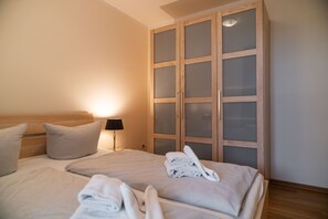 2 Schlafzimmer, Reisekinderbett