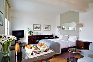 Een kluis op de kamer, een strijkplank/strijkijzer, gratis wifi