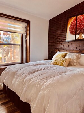 1 soverom, dundyner, senger med overmadrass og minibarvarer (inkludert)