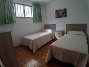 2 habitaciones, tabla de planchar con plancha, wifi y ropa de cama