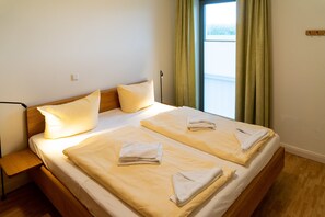 2 bedrooms, travel crib, WiFi