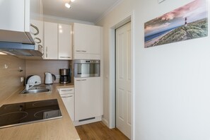 Kjøleskap, mikrobølgeovn, ovn og oppvaskmaskin