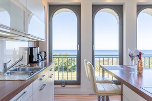 Fridge, microwave, oven, dishwasher - Villa Deichgraf - Villa Deichgraf WE 19 penthouse apartment (Börgerende-Rethwisch)