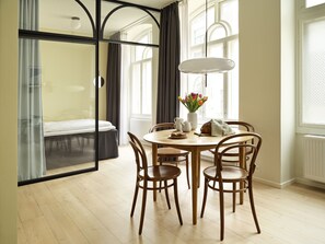 One-Bedroom Apartment (4 Adults) | 1 多间卧室、办公桌、笔记本电脑工作区、遮光窗帘