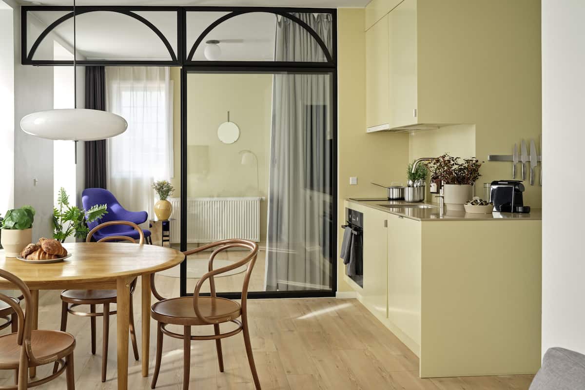 Superior One-Bedroom Apartment | 1 sovrum, skrivbord, arbetsyta för laptop och mörkläggningsgardiner