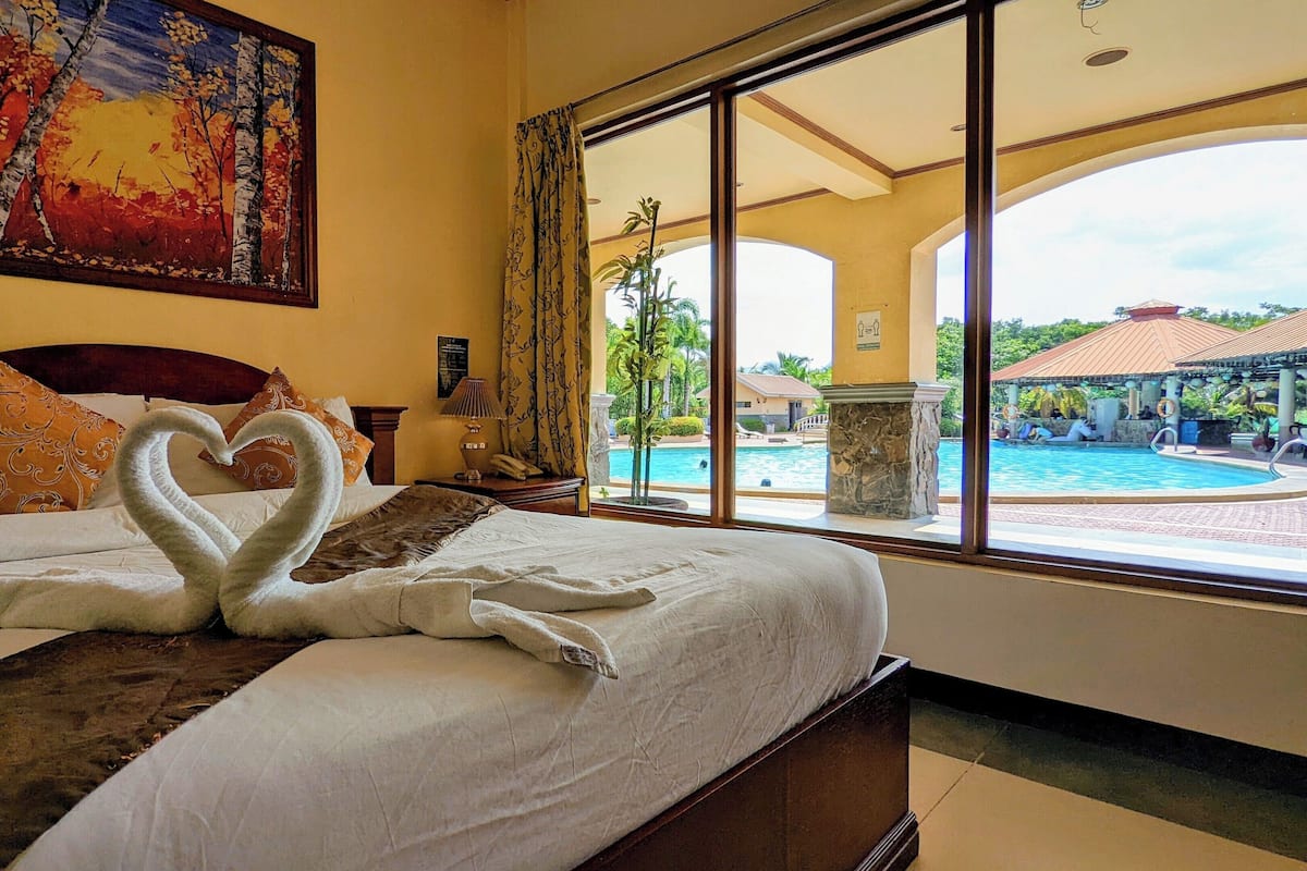 Elite Room, 1 Queen Bed, Non Smoking, Pool View