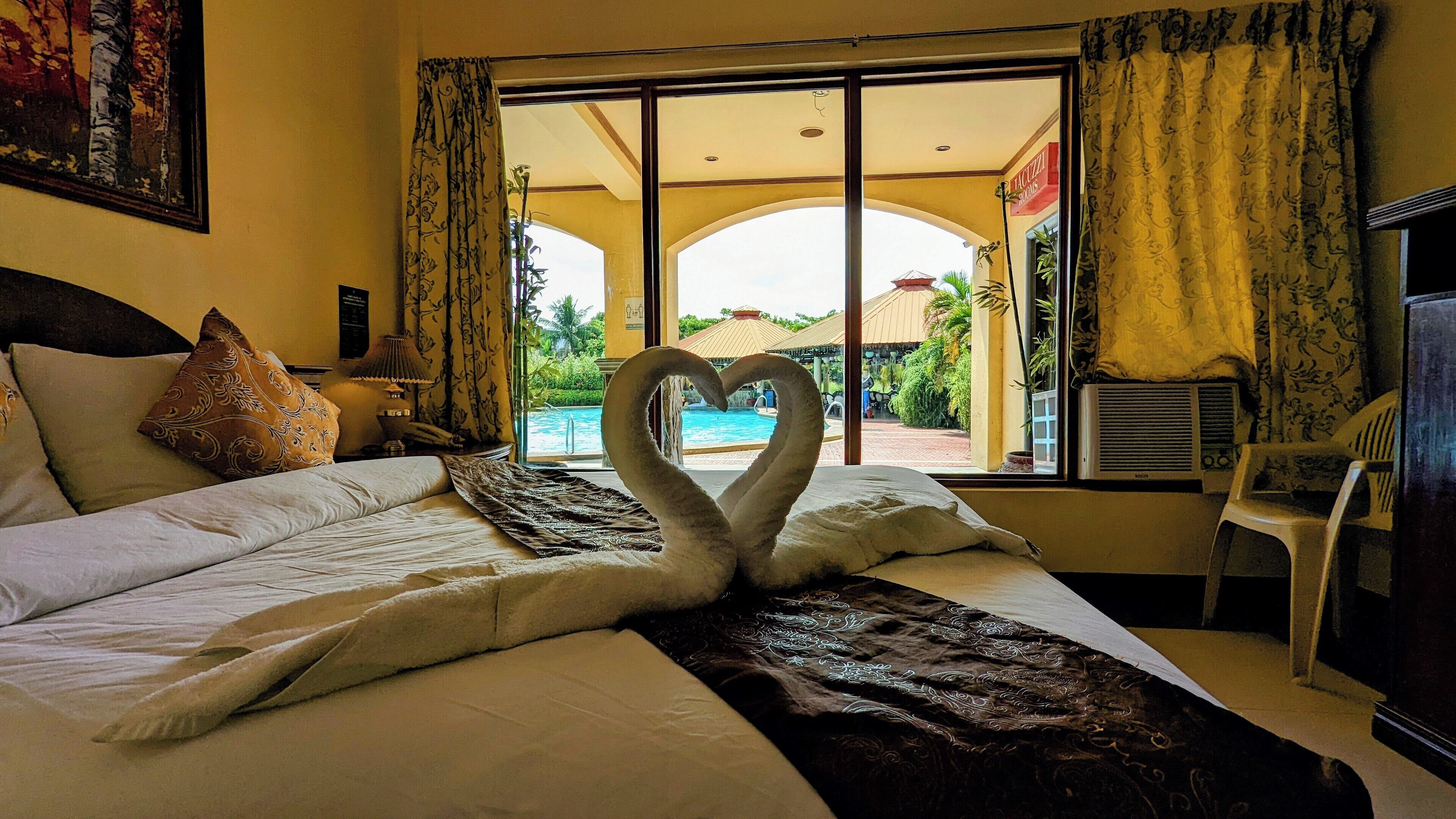 Elite Room, 1 Queen Bed, Non Smoking, Pool View | In-room safe, individually decorated, individually furnished