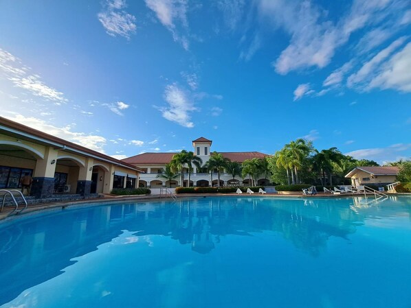 Executive-Zimmer, 2 Queen-Betten, Poolblick | Blick auf die Anlage