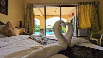 Elite Room, 1 Queen Bed, Non Smoking, Pool View | In-room safe, individually decorated, individually furnished