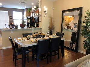 บ้านพัก (3 Bedrooms) | ครัวส่วนตัว | เครื่องชงกาแฟ/ชา, เครื่องครัว/จาน/ช้อนส้อม