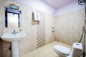 Pancuran mandi, kelengkapan dandanan diri percuma, selipar 