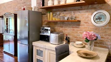 KĂŒhlschrank, Mikrowelle, Ofen, Herdplatte