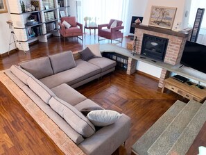 Smart TV, fireplace, books, offices