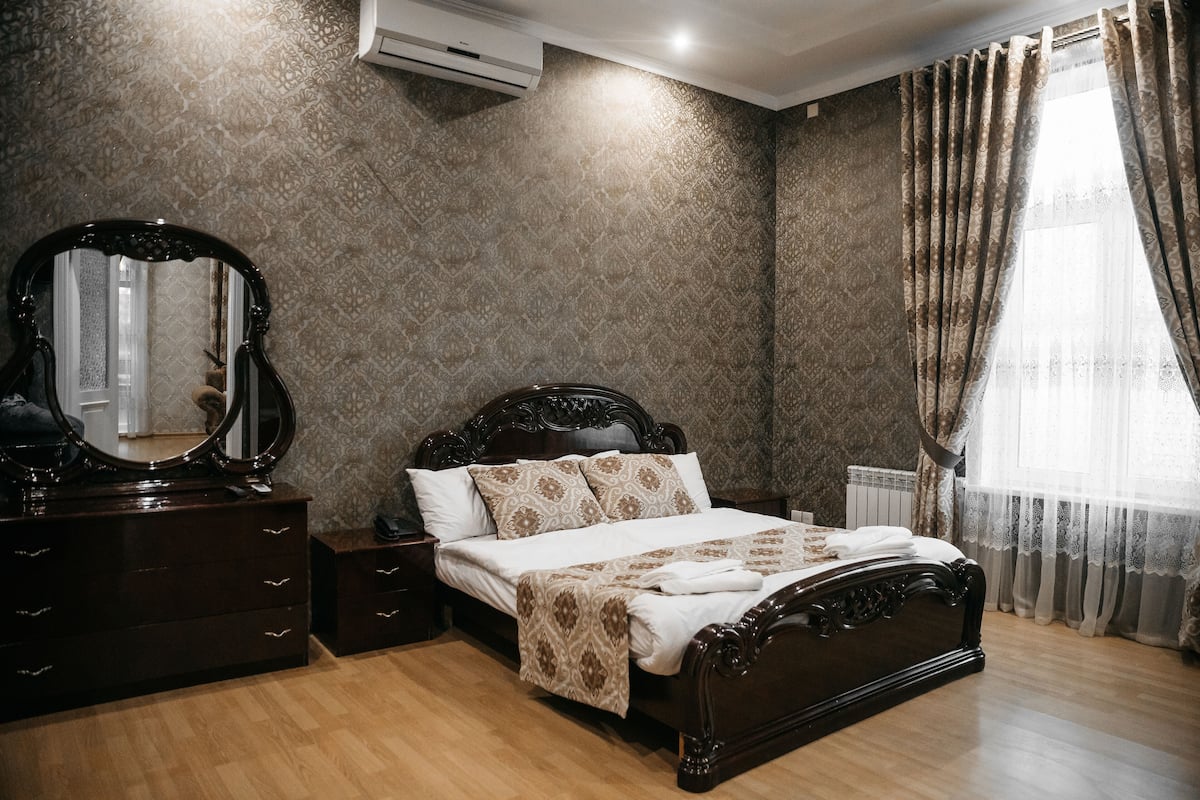 Luxury Suite | Minibar, WiFi (free), bed sheets