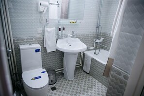 Luxury Suite | Bathroom | Shower, free toiletries, hair dryer, towels