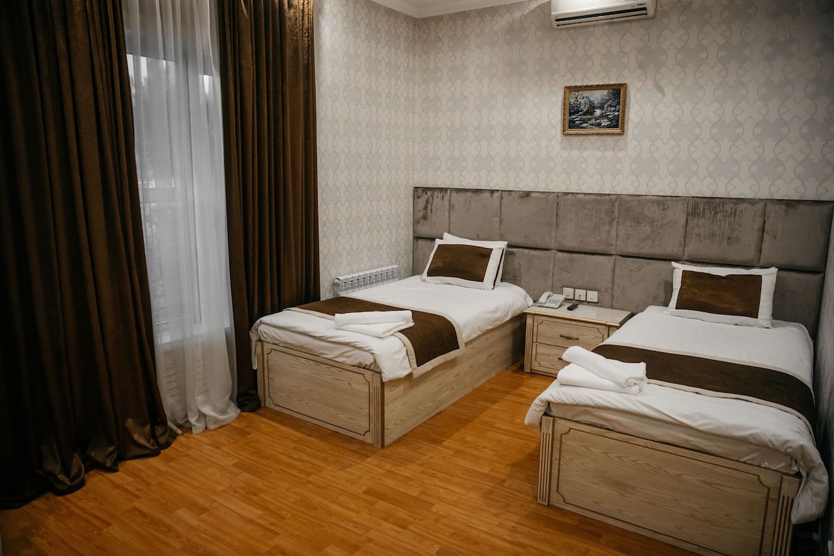 Standard Twin Room | Minibar, WiFi (free), bed sheets