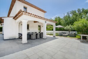 Outdoor dining - Villa in Le Plan-de-la-Tour with Pool (Le Plan-de-la-tour)