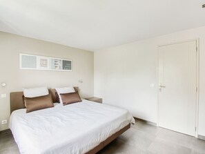 Room - Villa in Le Plan-de-la-Tour with Pool (Le Plan-de-la-tour)