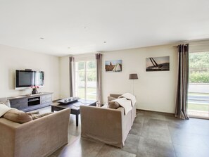 Living area - Villa in Le Plan-de-la-Tour with Pool (Le Plan-de-la-tour)