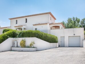 Exterior - Villa in Le Plan-de-la-Tour with Pool (Le Plan-de-la-tour)
