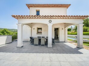 Outdoor dining - Villa in Le Plan-de-la-Tour with Pool (Le Plan-de-la-tour)